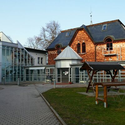 Schulgebäude (Eingang von der Heinrich-Heine-Straße)