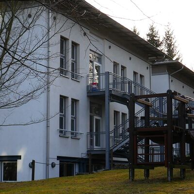 Schulgebäude mit Kletterburg