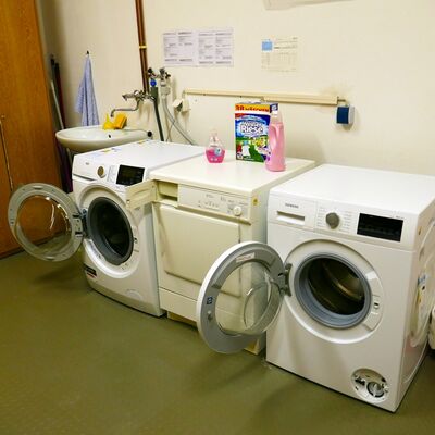 Waschküche mit Waschmaschinen und Trockner