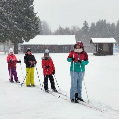 Schüler vor dem Skiwettkampf