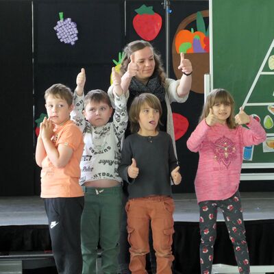 Unsere Kleinsten (U1) besangen die Ern&auml;hrungspyramide