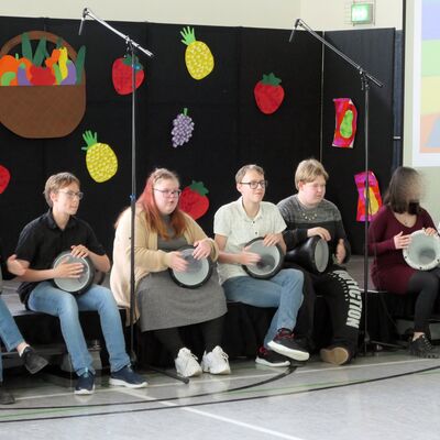 Die Trommelgruppe interpretiert die Ern&auml;hrungspyramide