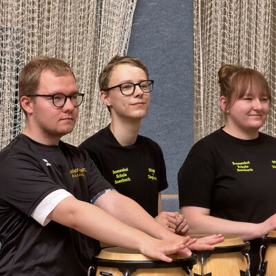 Markus (ehemalige Sch&uuml;ler der Schule), Finley und Frau Jungnitz