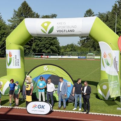 Die Er&ouml;ffnung, Ben Wilde (gr&uuml;ne Kappe und gr&uuml;nes Shirt) las den Eid der Sport