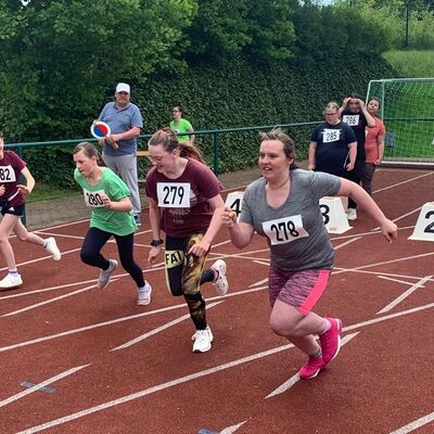 Die Sch&uuml;ler der Mittelstufe beim 100 m Lauf
