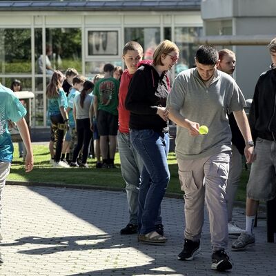 Die Sch&uuml;ler beim Eierlauf