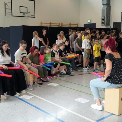 Sch&uuml;ler der Schule  mit Boomwhackers