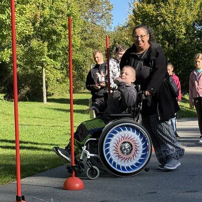 Sch&uuml;ler mit Schulbegleiterin beim Slalom