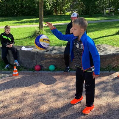 Sch&uuml;ler beim Ballprellen